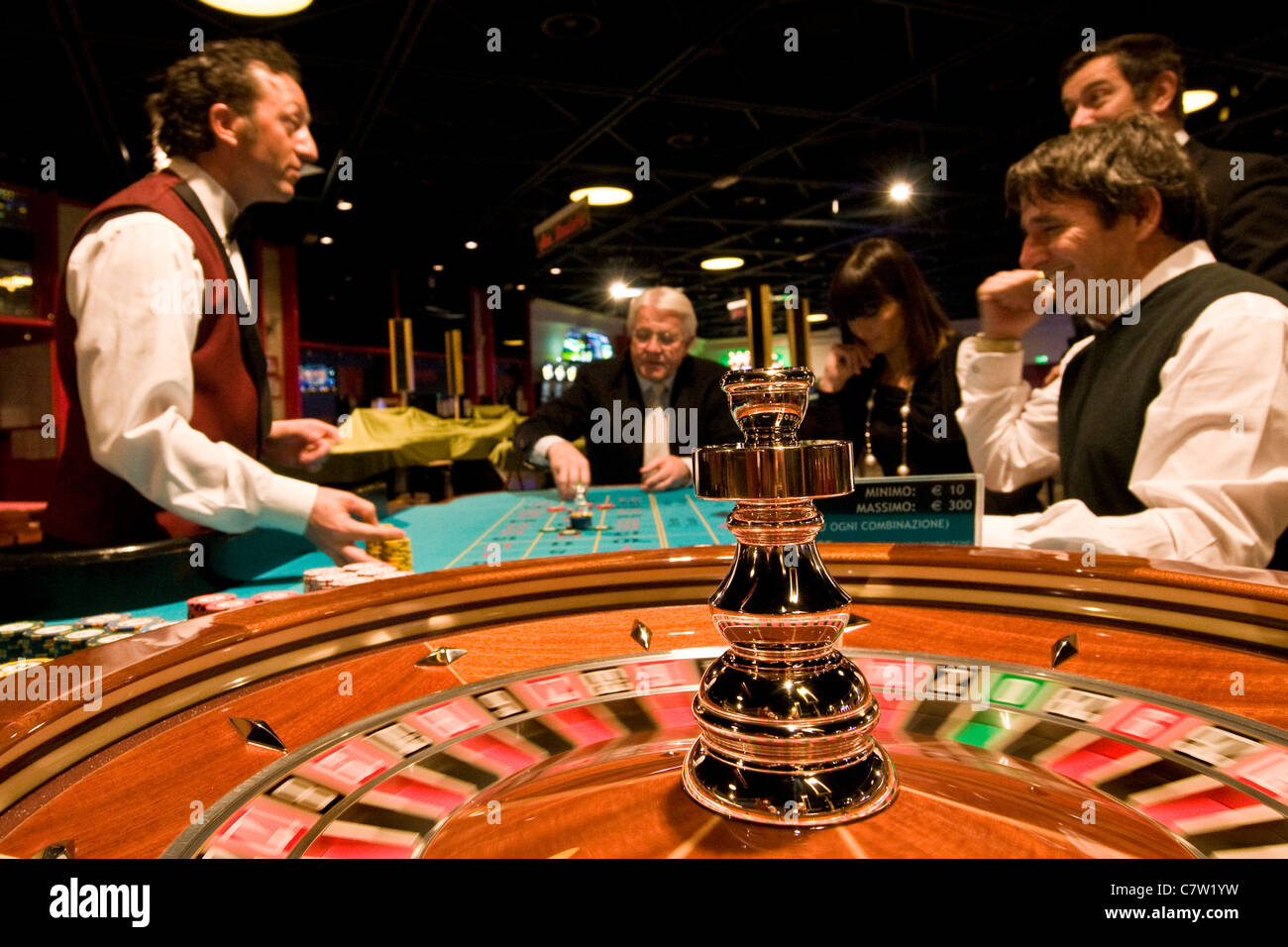 Italien, Val D'Aosta, Saint Vincent, Leute am Roulette-Tisch im Casino Glücksspiel Stockfoto