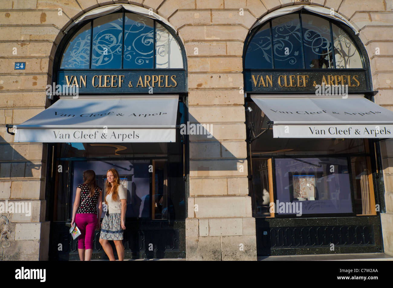 Paris, Frankreich, Geschäfte für Damen auf der High Street, Place Vendome, 'Van Cleef & Arpels', Geschäfte für Schmuckmarken Stockfoto