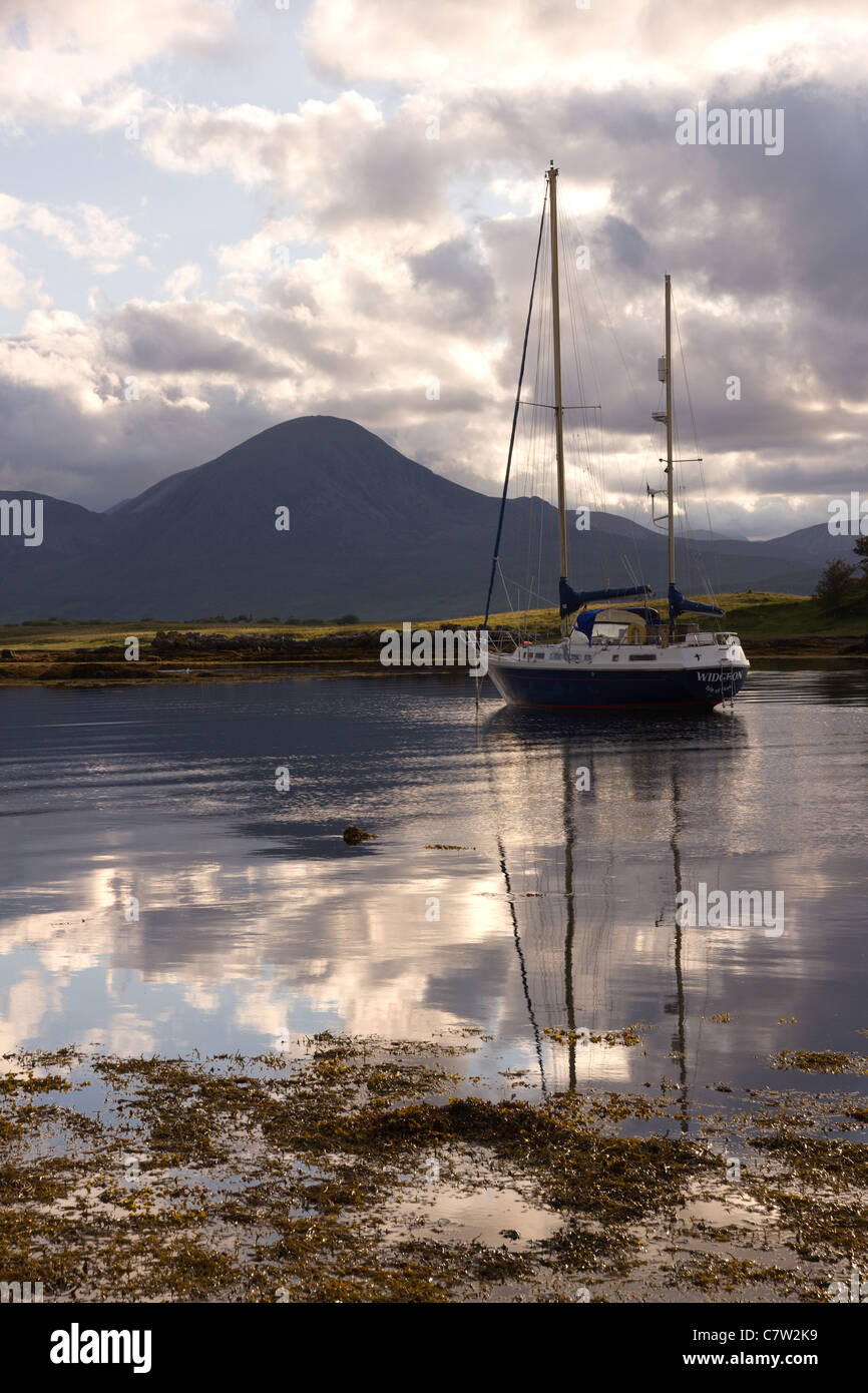 Festgemacht, Segelyacht in Meereseinschnitt im unteren Breakish auf der Isle Of Skye Cuillin Berge Ferne, Schottland, Großbritannien Stockfoto