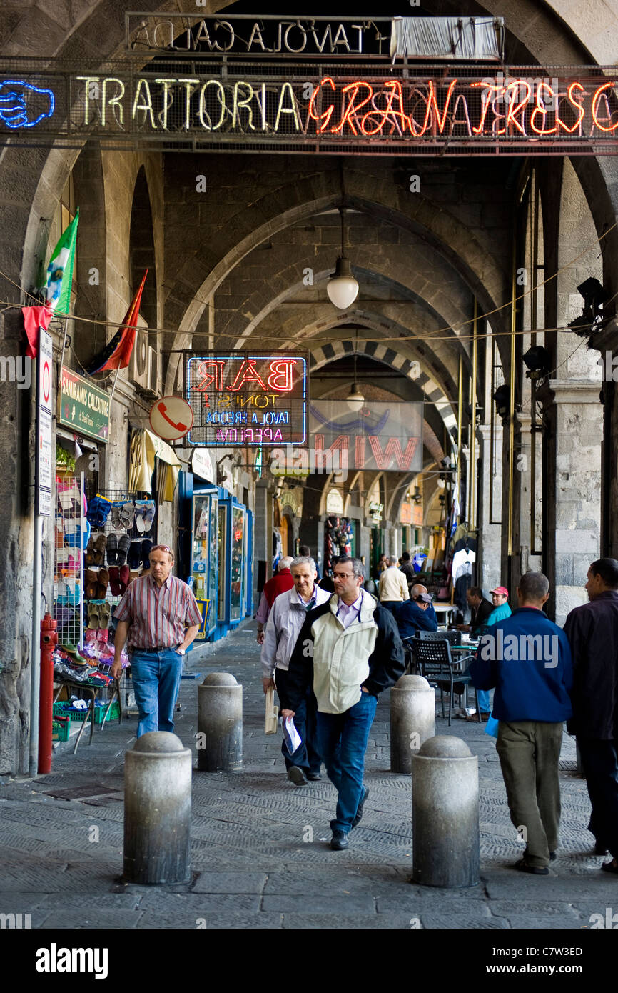 Italien, Ligurien, Genua, Arkaden in der Nähe des alten Hafens Stockfoto