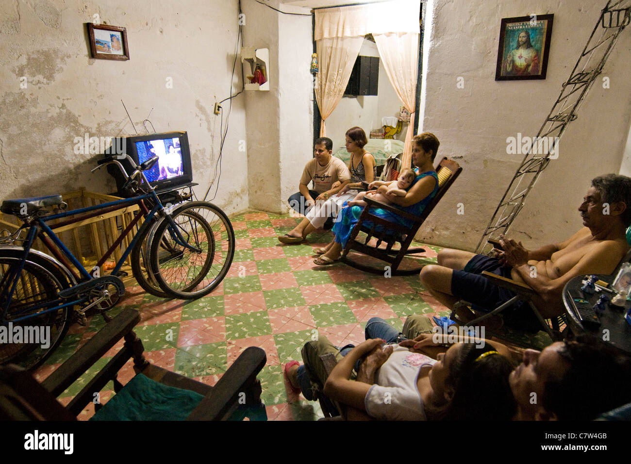 Cuba, Camagüey, Familie vor dem Fernseher zu Hause Stockfoto