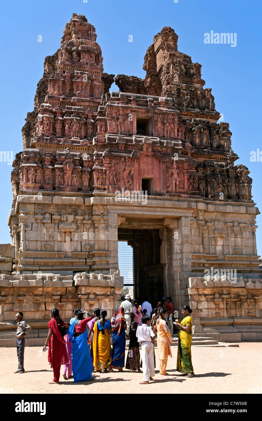 Indische Besucher am Eingang der Vittala Tempel. Hampi. Karnataka. Indien Stockfoto