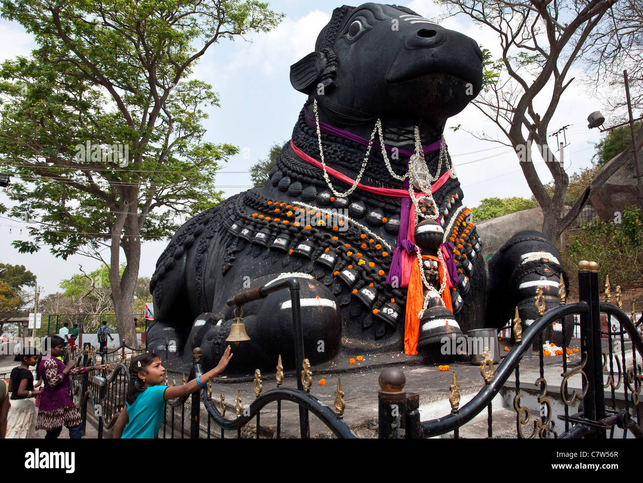 Hindu Mädchen verehren die Heiligen Nandi Bull (Shivas Fahrzeug). Chamundi Hill. Mysore. Indien Stockfoto