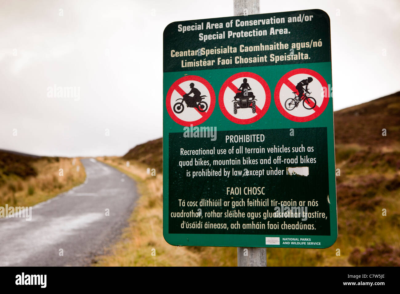 Irland, Co. Wicklow, Wicklow Gap, Zeichen verbietet Radfahrzeuge im Naturschutzgebiet Stockfoto