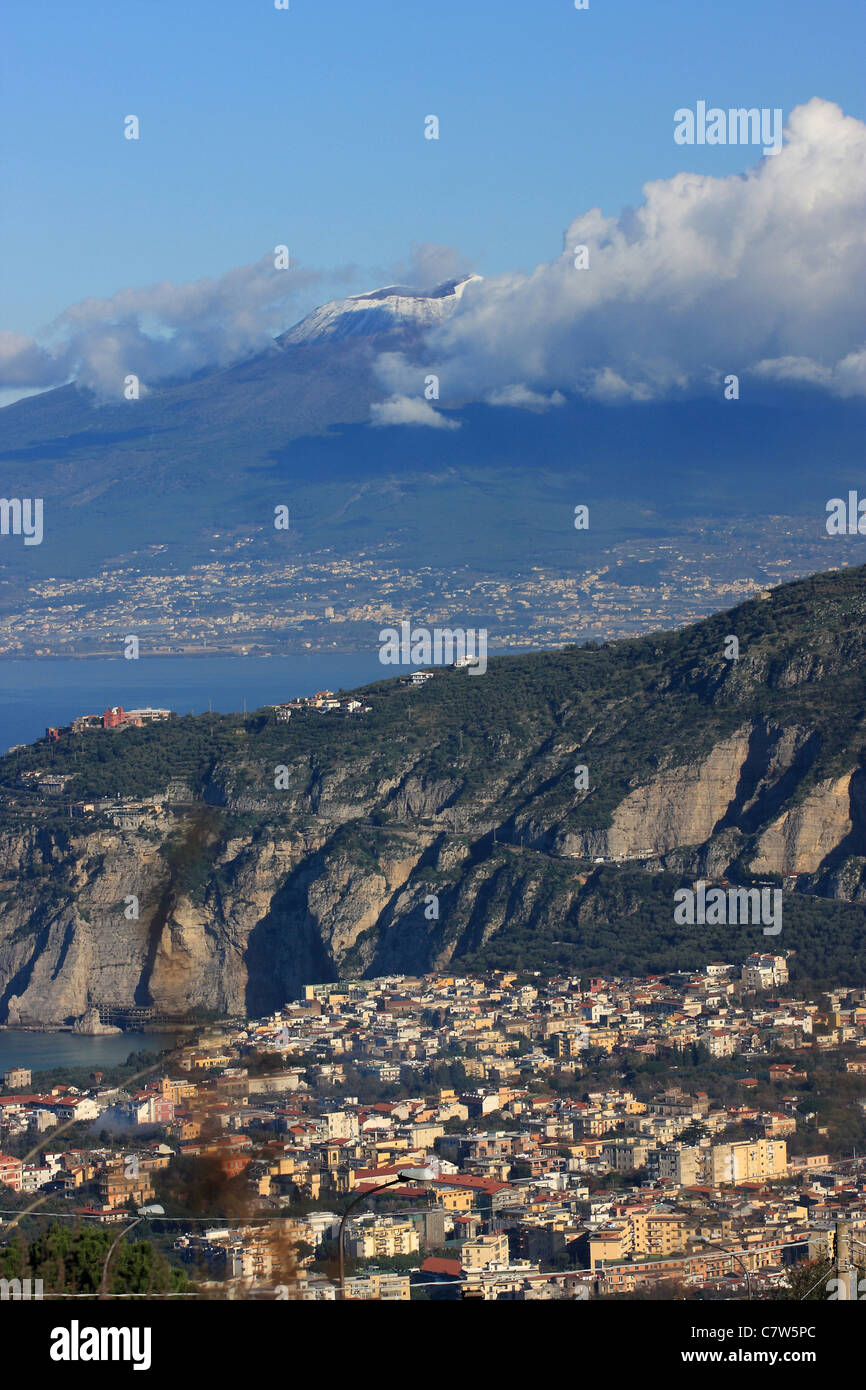 Italien, Kampanien, Massa Lubrense, Blick auf die Halbinsel Sorrentina und Vesuvio aus Sant' Agata Sui due Golfi Stockfoto