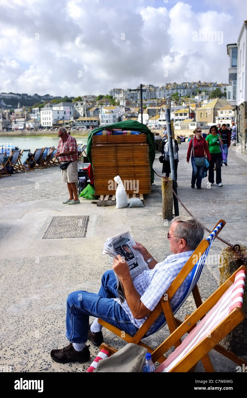 Ein Mann zum Entspannen in einem Liegestuhl in St Ives in Cornwall Stockfoto