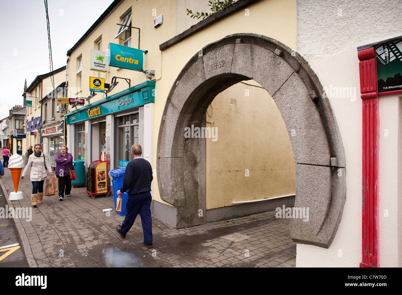 Irland, Co. Wicklow Blessington, Main Street, Hufeisen geformt steinernen Torbogen, ehemalige Dorfschmiede Stockfoto