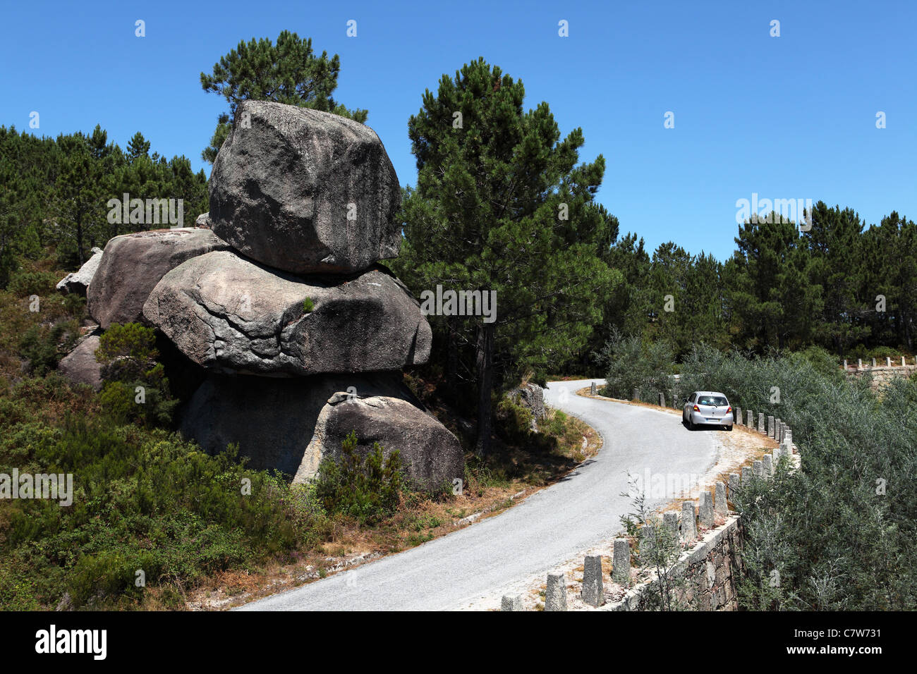 Ein Auto geparkt auf einem S-Bogen im Peneda Geres Nationalpark in Portugal. Stockfoto