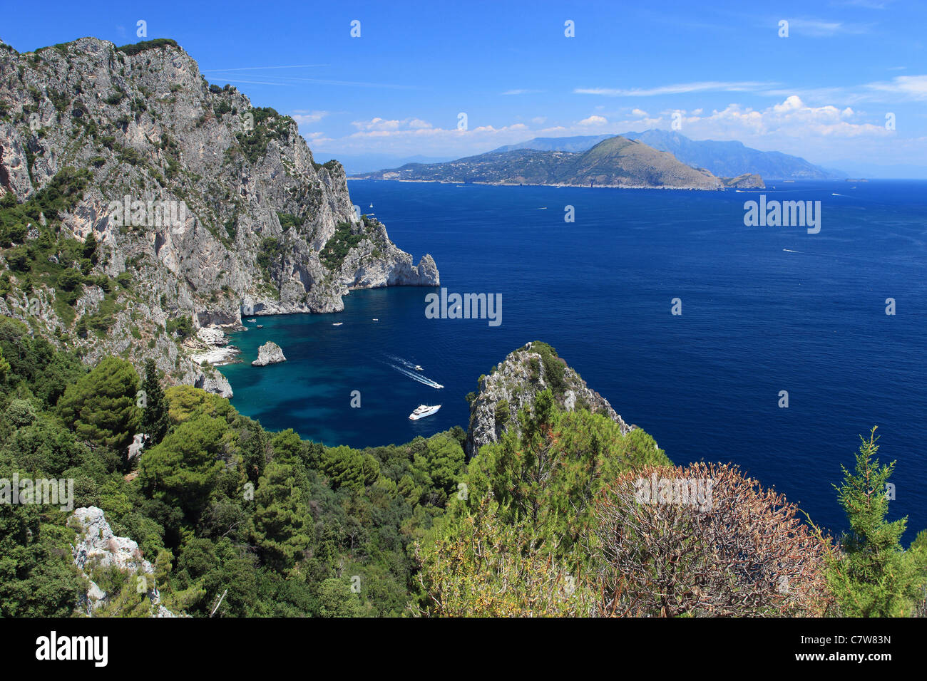 Italien, Kampanien, Capri, Cala Matermania und der Halbinsel Sorrentina Stockfoto