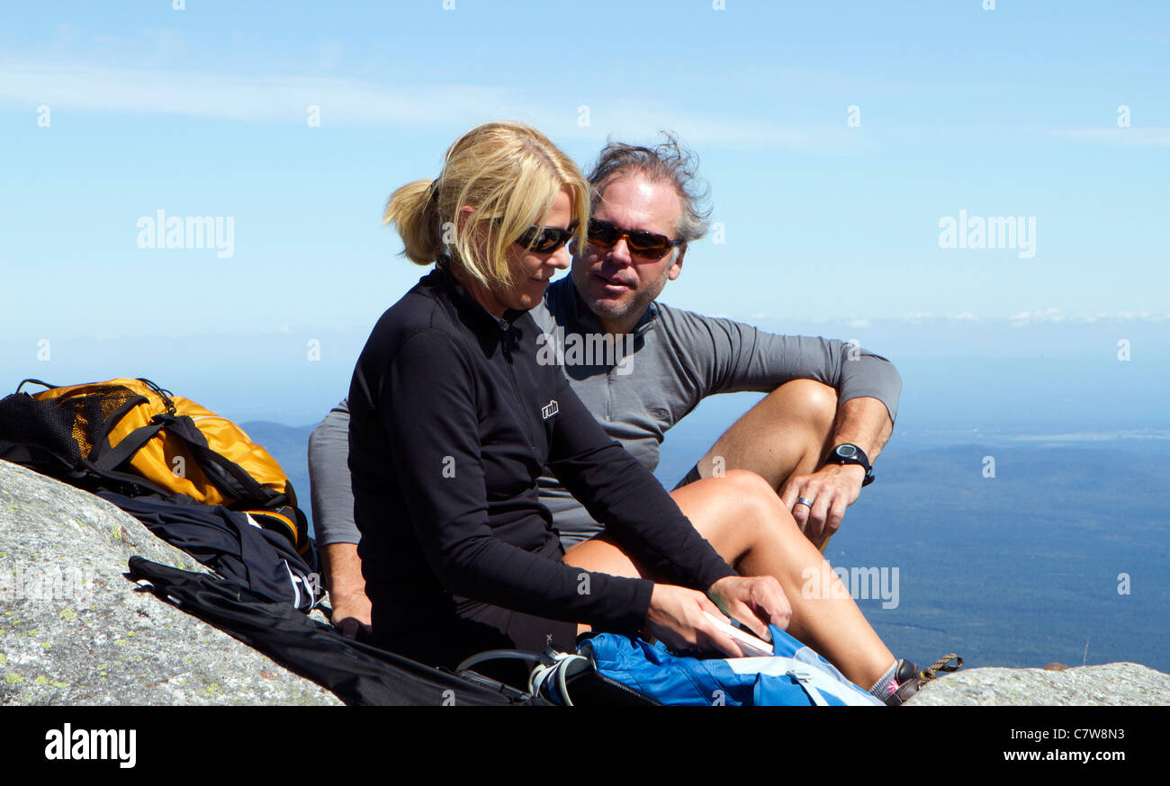 Zwei Wanderer auf einem Felsen an der Oberseite Whiteface Mountain New York sitzen. Stockfoto