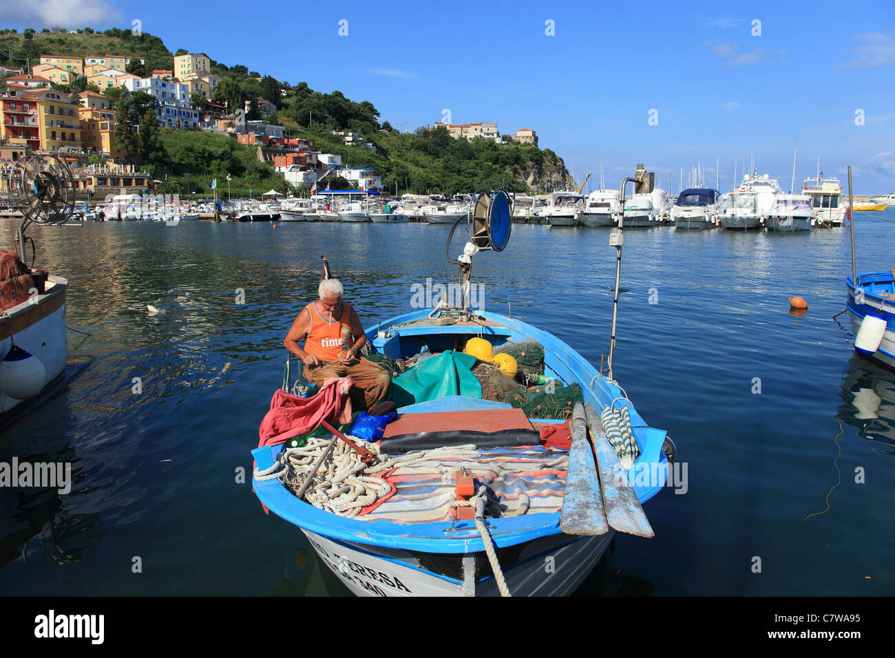 Italien, Kampanien, Cilento, Hafen, Fischer-Werke auf seine Netze Stockfoto