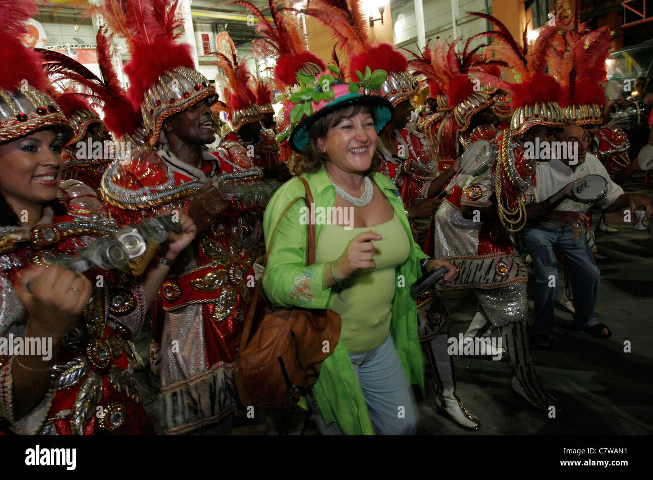 Sambashow im Cidade Samba Samba City ausländische Touristen, die im Zusammenspiel mit Samba-Tänzer und Percussion-Instrumente Spieler Stockfoto