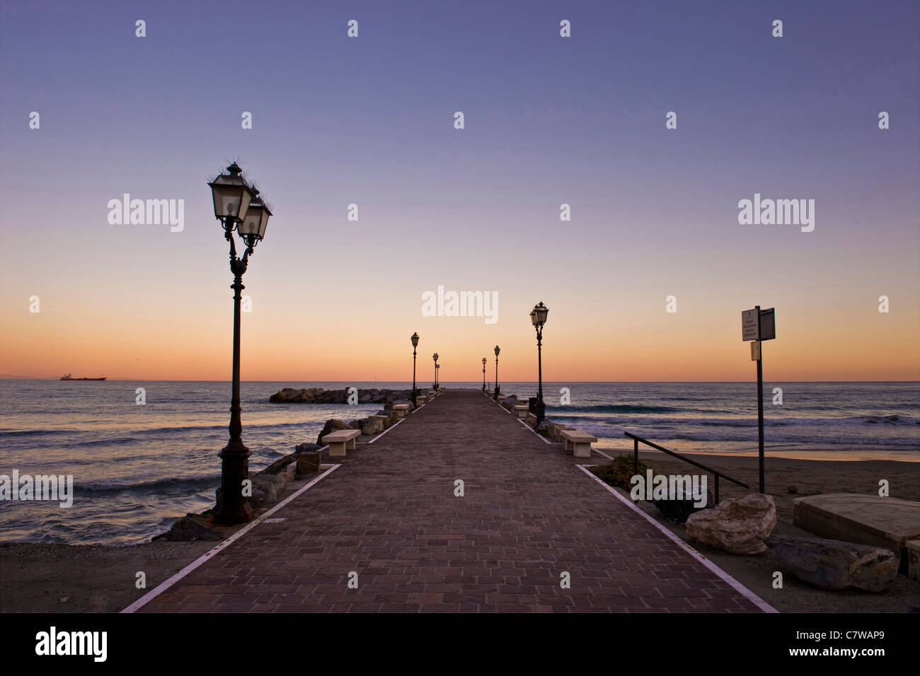 Italien, Ligurien, Laigueglia Seelandschaft bei Sonnenuntergang Stockfoto