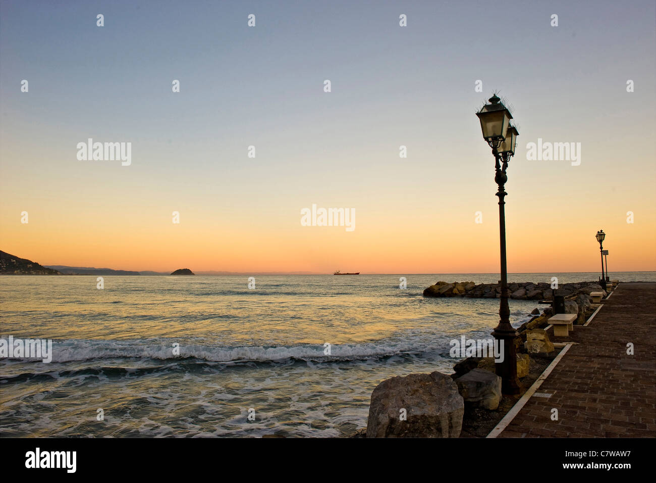 Italien, Ligurien, Laigueglia, Seelandschaft bei Sonnenuntergang Stockfoto