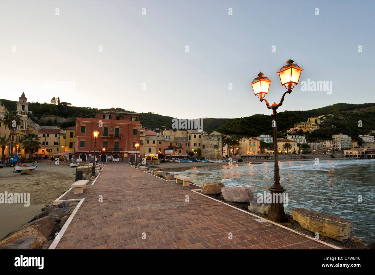 Italien, Ligurien, Laigueglia Seenlandschaft in der Abenddämmerung Stockfoto