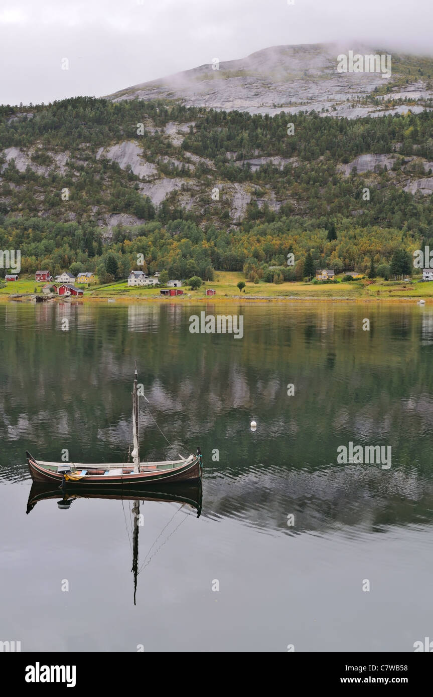 Segelboot auf dem Bergsee mit Spiegelung. Stockfoto