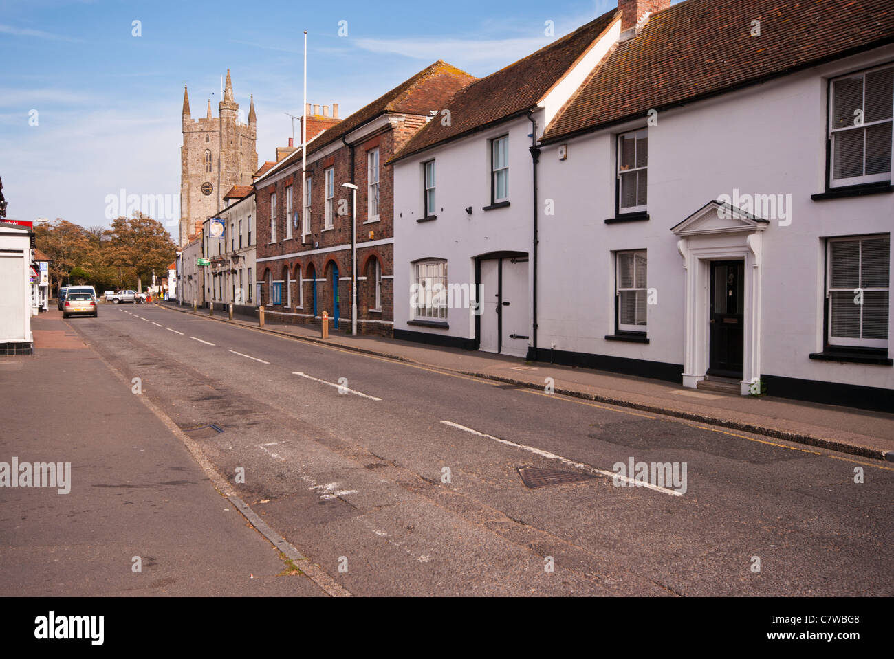 nach unten bis die The High Street Lydd Kent England UK mit All Saints Church anzeigen Stockfoto