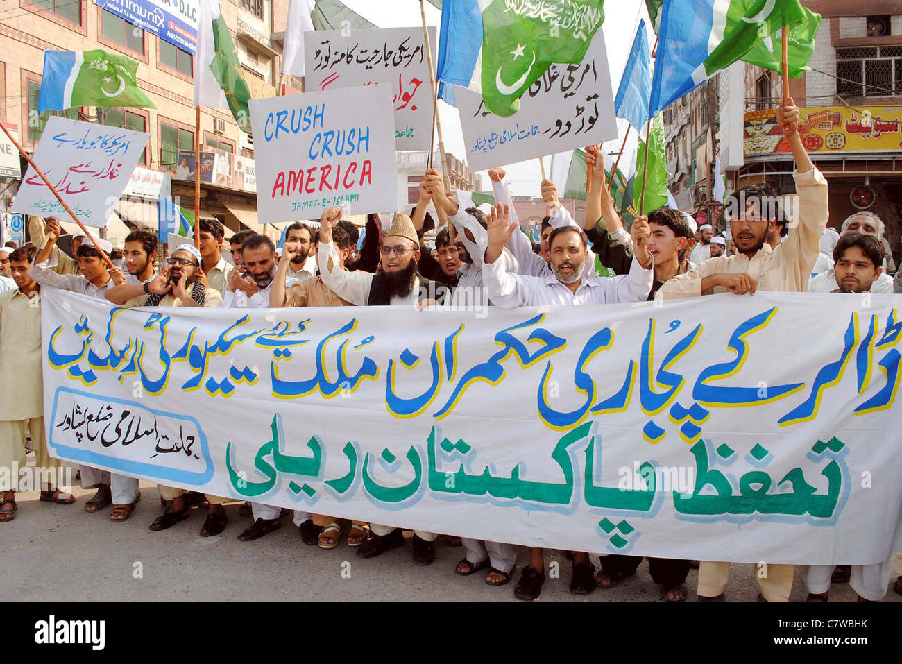 Unterstützer der Jamat-e-Islami (JI) skandieren Parolen gegen US-Regierung Stockfoto