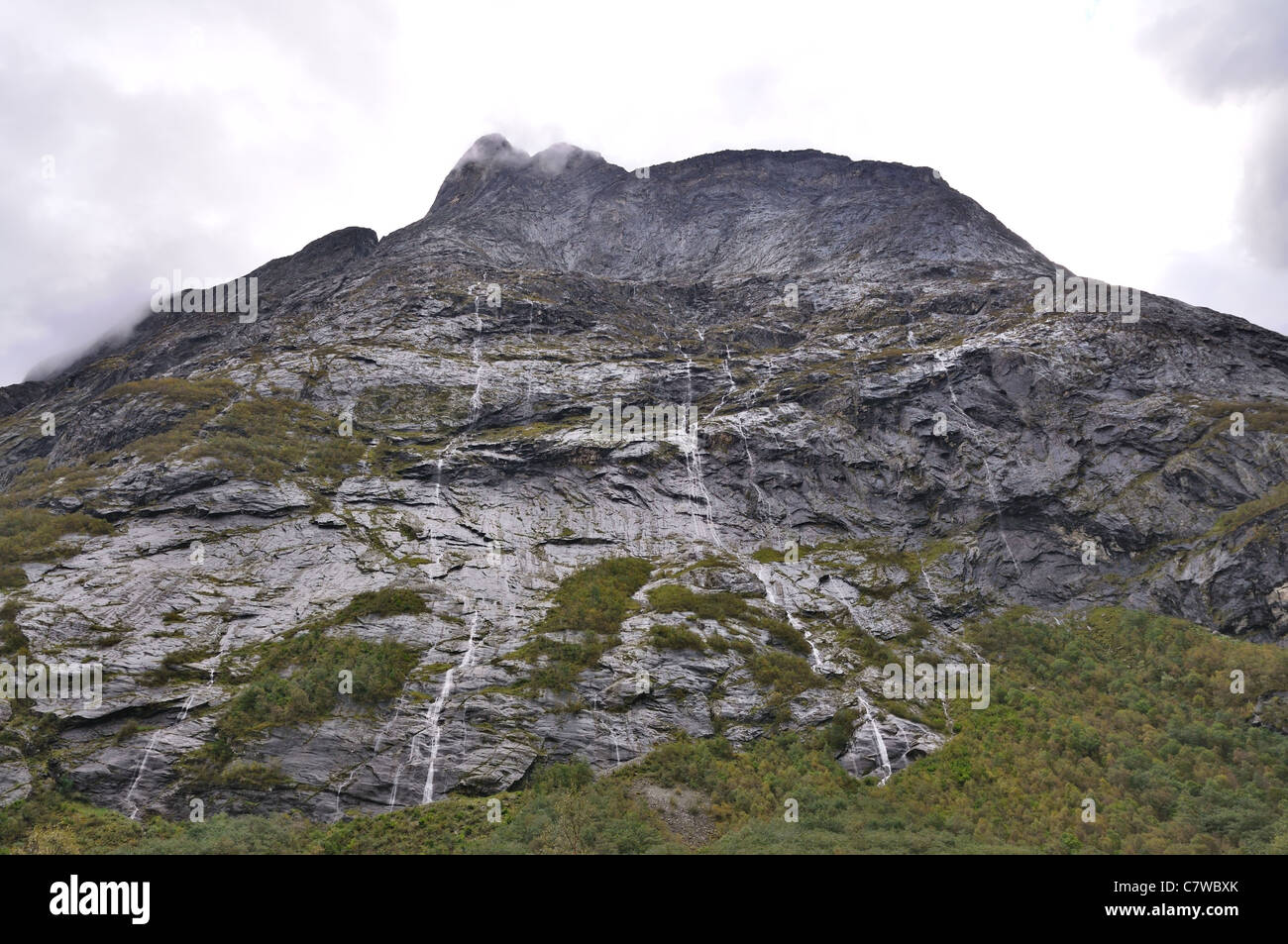 Berg Koloberget, Region Oppland, Norwegen. Bild von der herbstlichen Regenzeit. Mount decken zahlreiche Wasserfälle Stockfoto