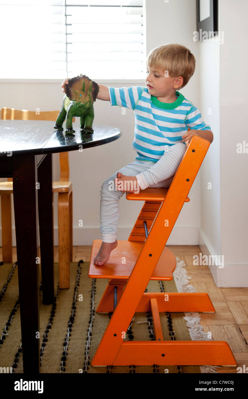 Kleiner Junge am Tisch mit Spielzeug spielen Stockfoto