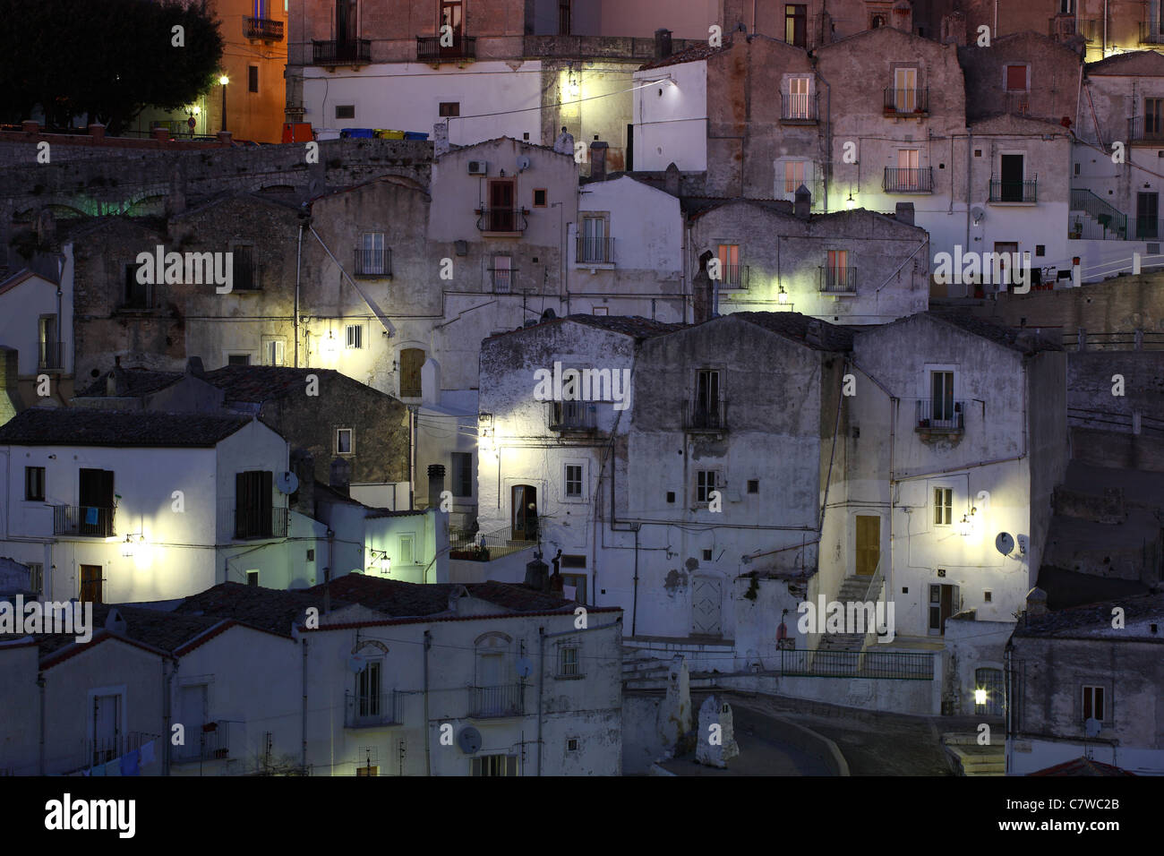 Italien, Apulien, Monte Sant Angelo, Junno Bezirk in der Abenddämmerung Stockfoto