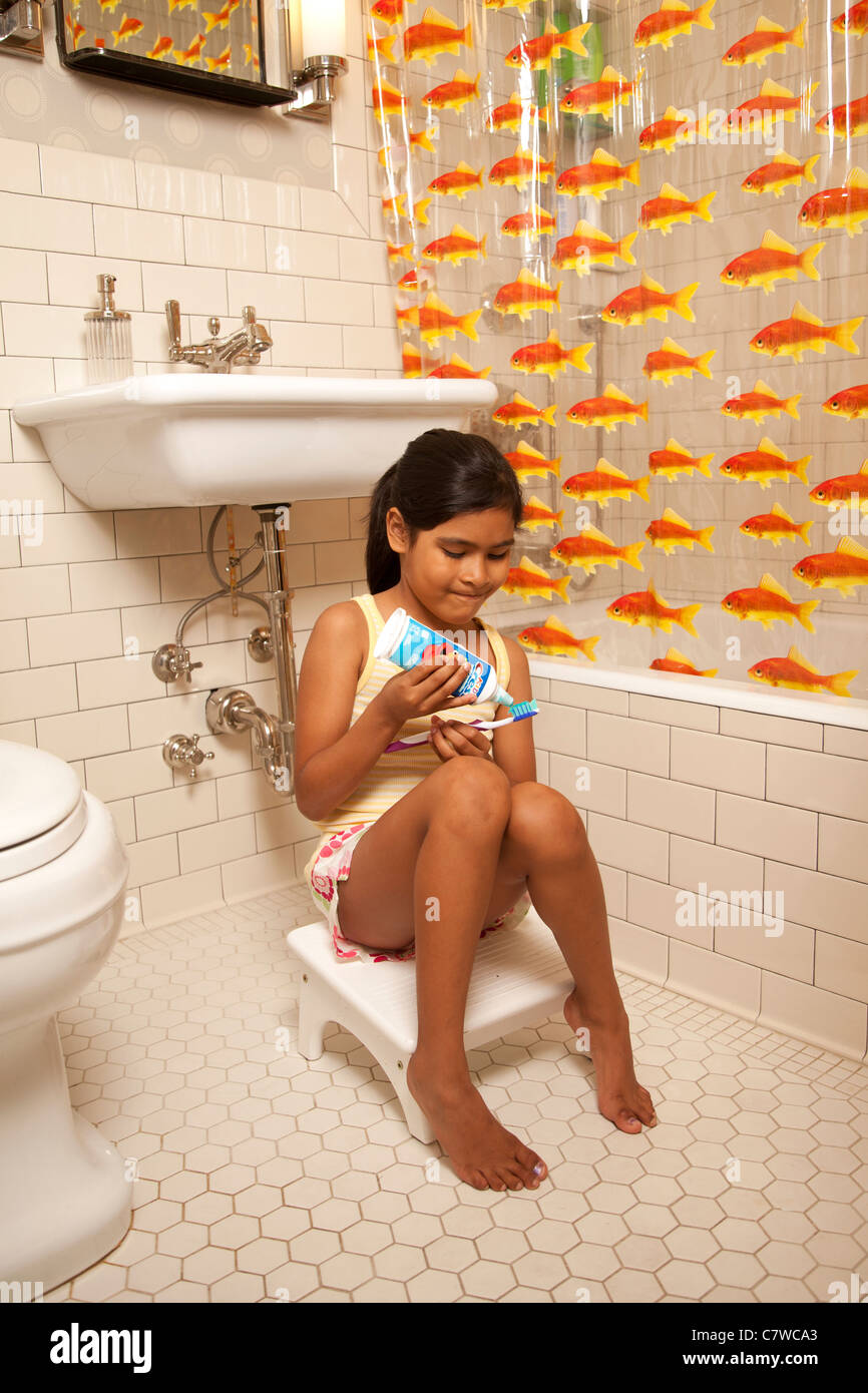 Junges Mädchen im Bad die Zähne putzen Stockfoto