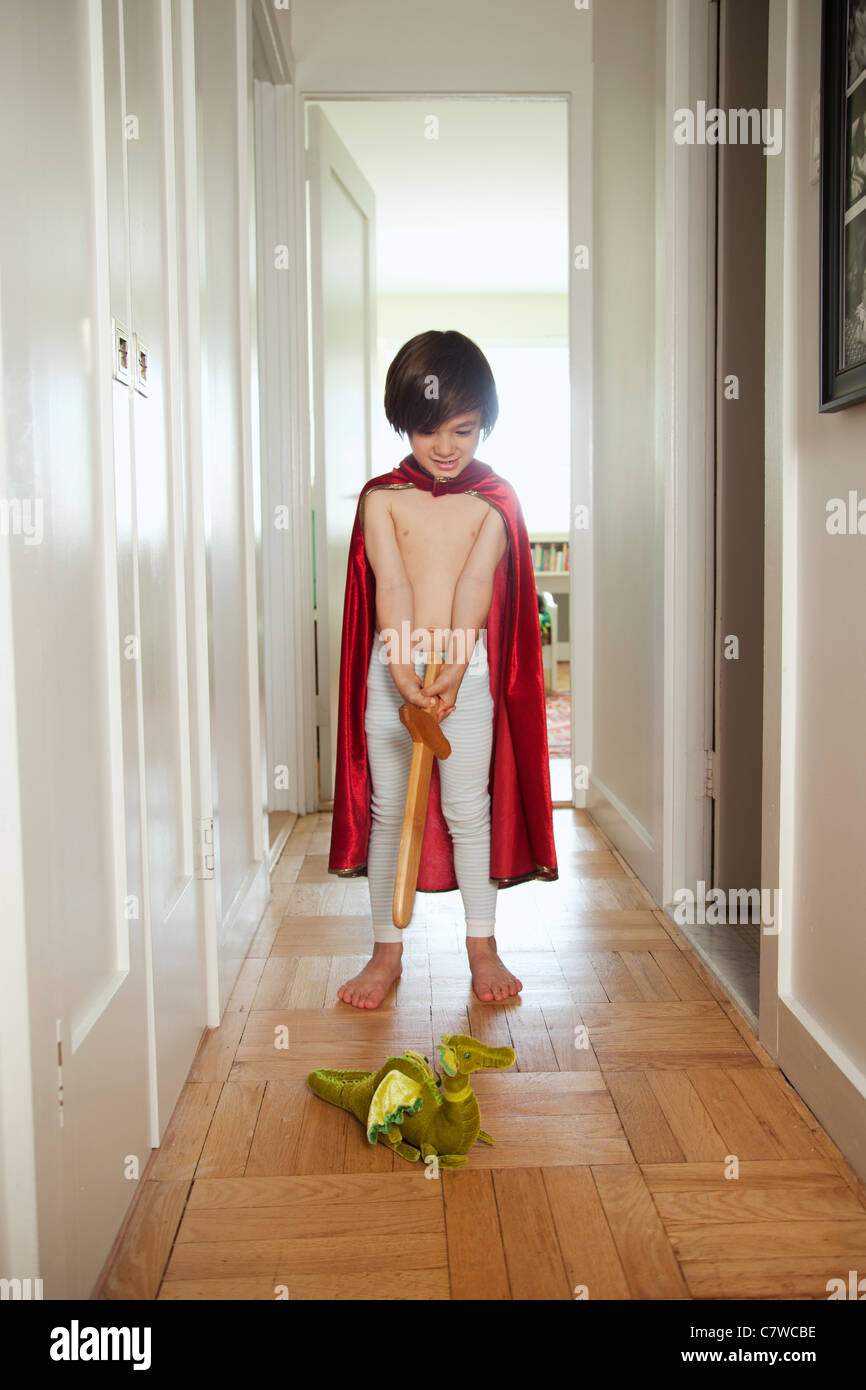 Kleiner Junge in Superhelden-Kostüm verkleidet Stockfoto