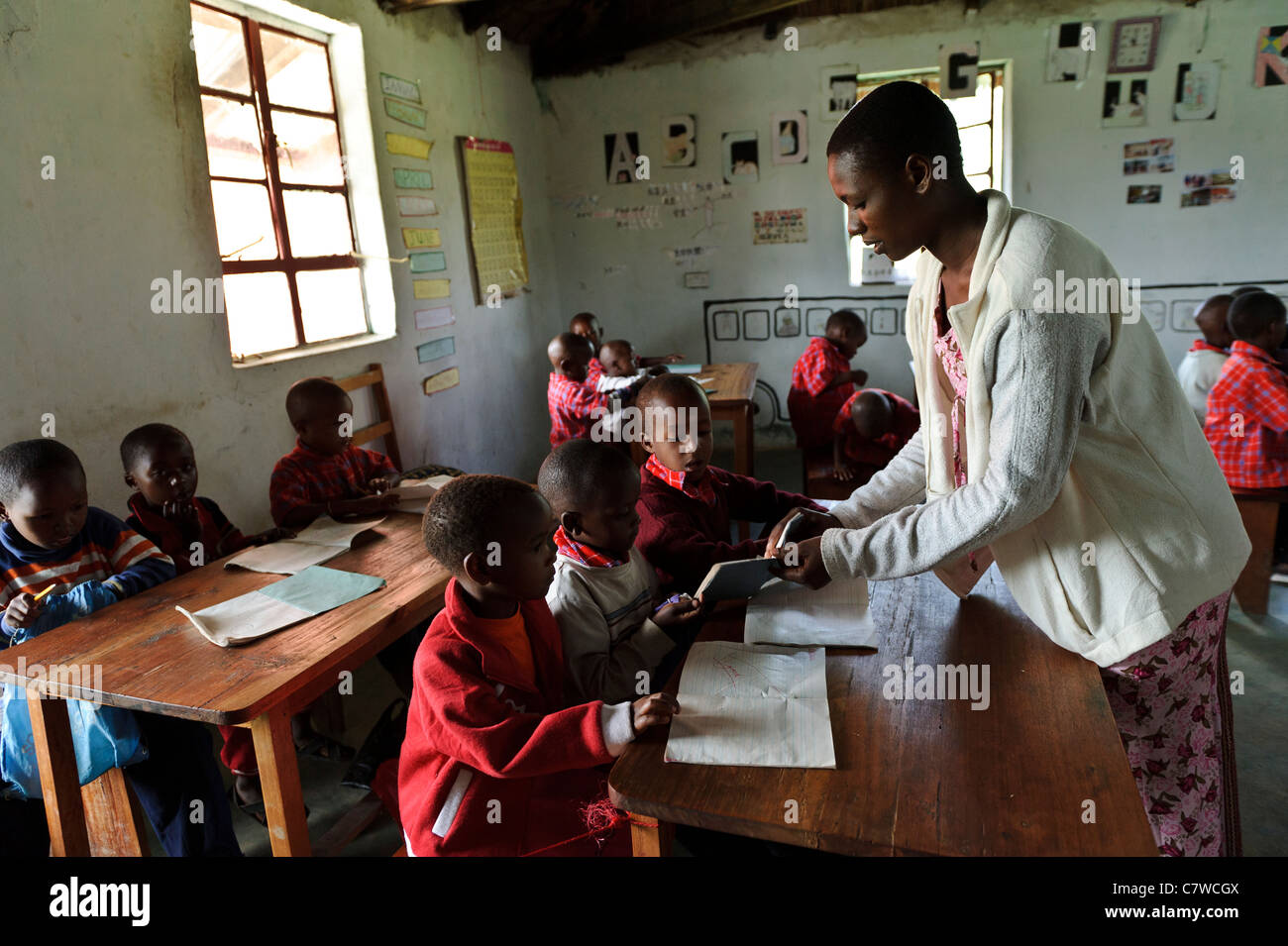 Ein Lehrer mit kleinen Kindern in einem Kindergarten, Meserani, Tansania. Stockfoto