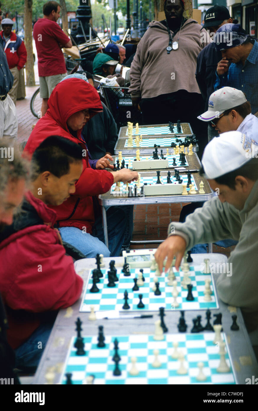 Männer spielen Schach auf einem Bürgersteig San Francisco USA Stockfoto