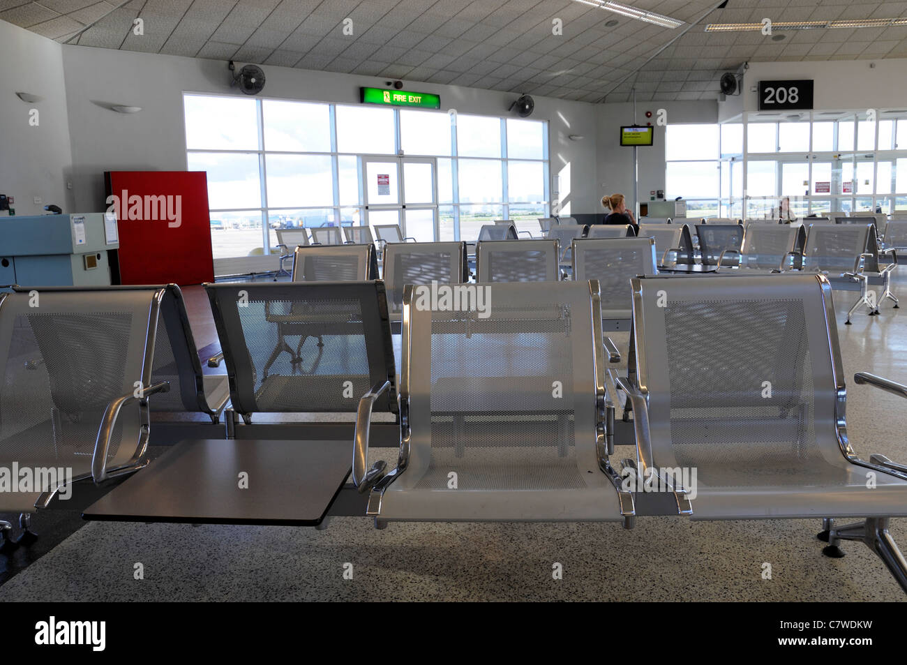 fast leerer Platz Sitzgelegenheiten Bereich 208 terminal 1 Dublin Flughafen-Berechtigung DAA verschwendet Abfall Ressource unter landwirtschaftlich ungenutzten Nichtnutzung Stockfoto