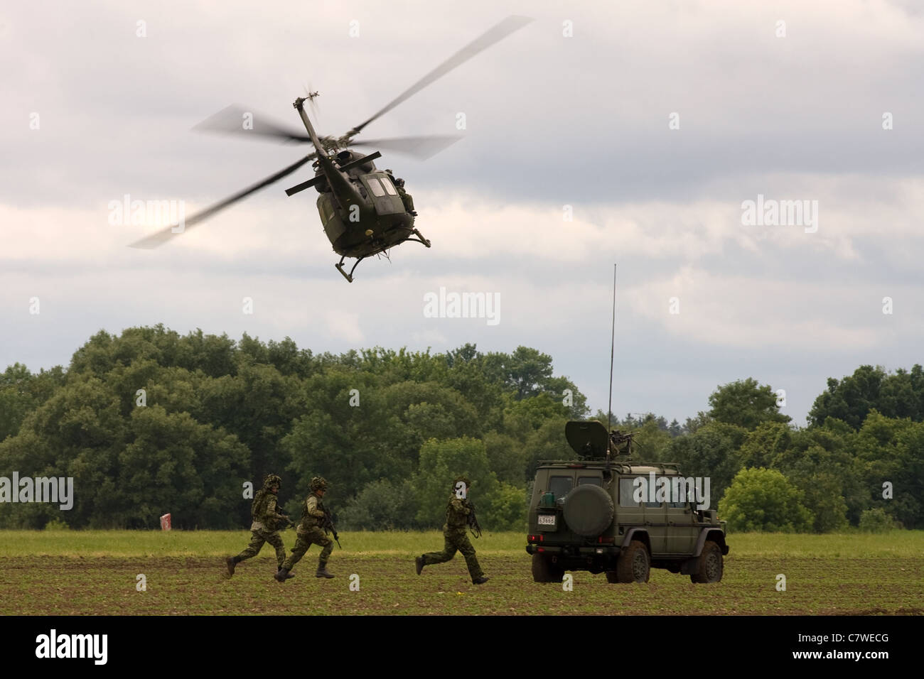 St. Thomas, Kanada. 25. Juni 2011. Eine kanadische Kräfte Griffin-Hubschrauber und ein G-Wagen nehmen Sie Teil an einer militärischen Demonstration. Stockfoto