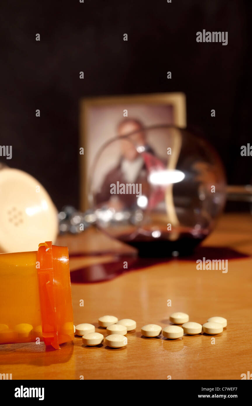 Verschüttete Wein und Pillen auf Retro-Nachttisch. Flachen DOF. Stockfoto