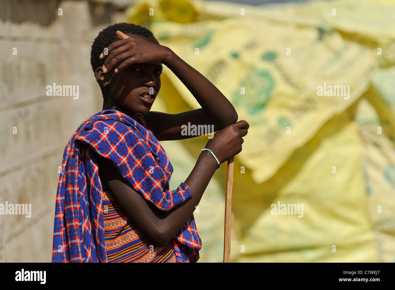 Junge Masai auf einem Wochenmarkt, Meserani, Tansania. Stockfoto