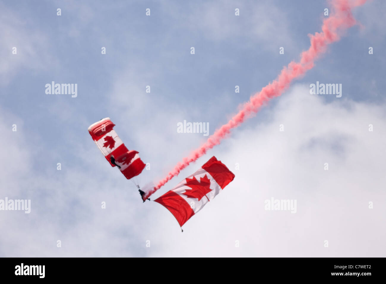 26. Juni 2011. St. Thomas Ontario Kanada. Mitglieder der kanadischen Streitkräfte Fallschirm Team, die "Skyhawks" durchführen. Stockfoto