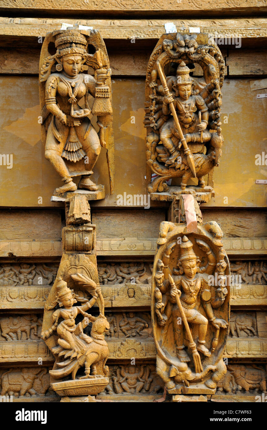 Tempel Auto Wagen Ratha Holzfigur schnitzen Detail Perur Patteeswara Swamy Tempel Karamadai Coimbatore Tamil Nadu Indien Stockfoto