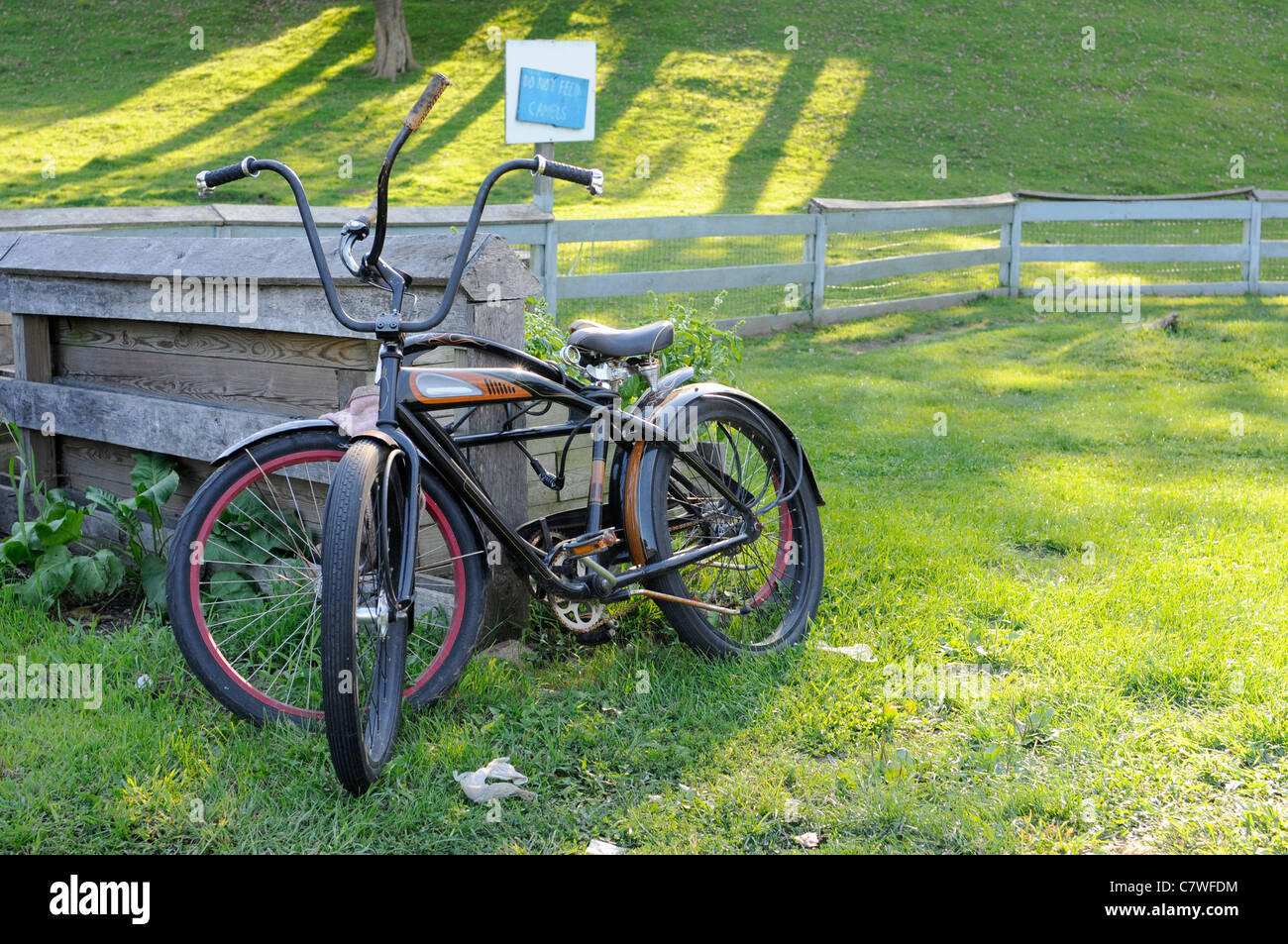 zwei Vintage-Style cruising Fahrräder auf einem Bauernhof auf Block Island Rhode Island im Sommer an einen Zaun gelehnt Stockfoto