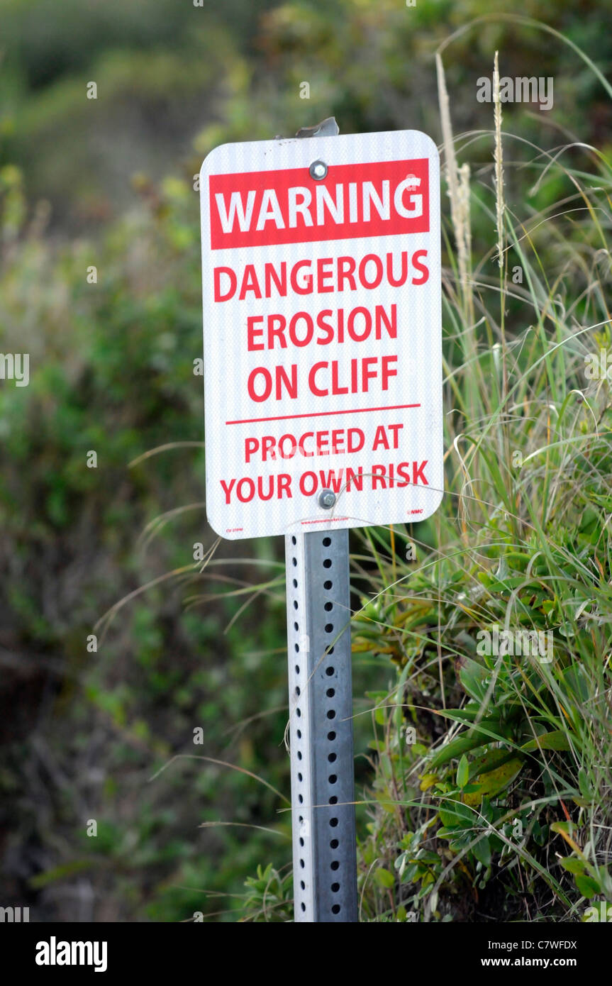 Warnschild oberhalb der Clay Klippen am zweiten Bluffs Block Island Rhode Island USA Stockfoto