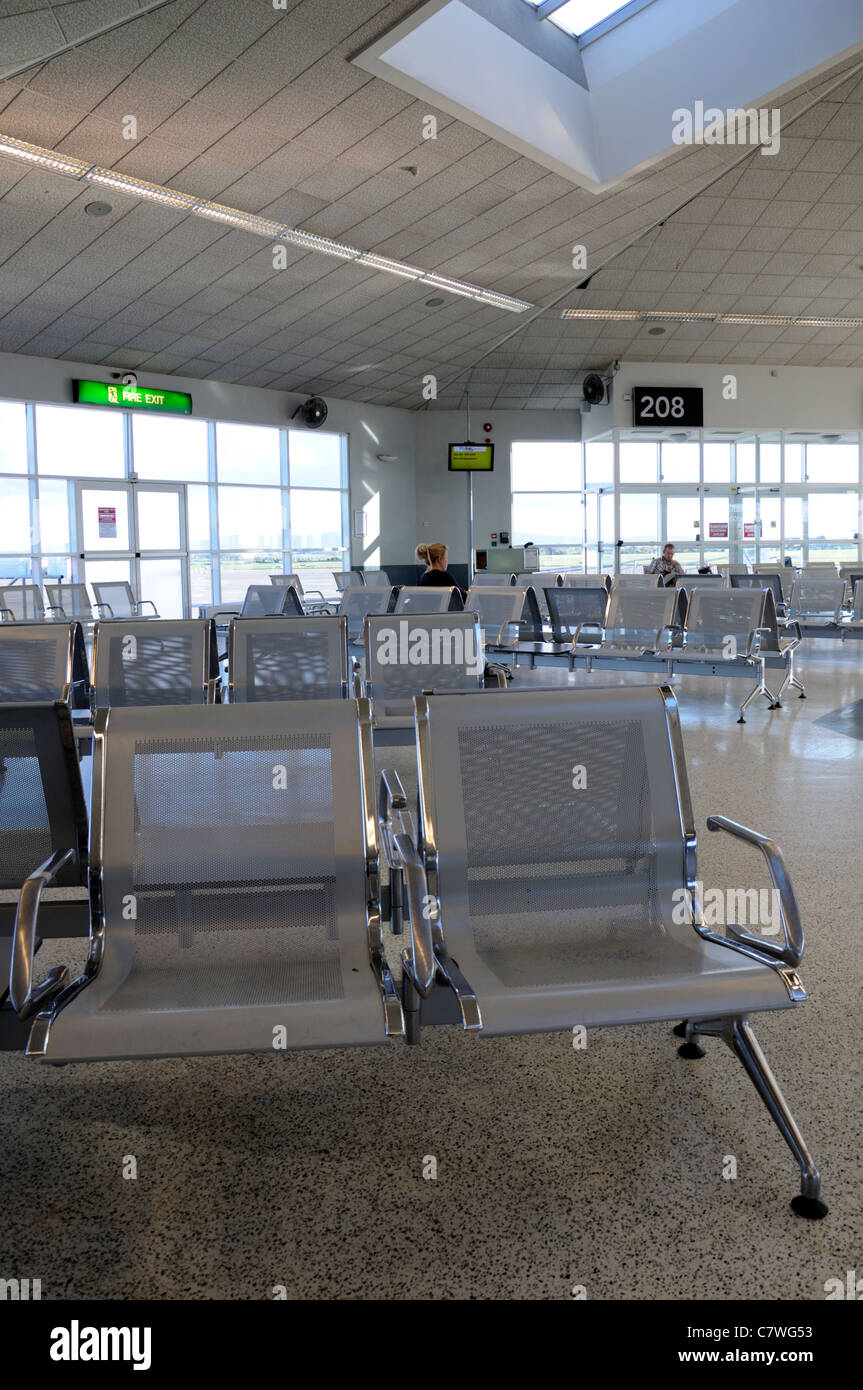 fast leerer Platz Sitzgelegenheiten Bereich 208 terminal 1 Dublin Flughafen-Berechtigung DAA verschwendet Abfall Ressource unter landwirtschaftlich ungenutzten Nichtnutzung Stockfoto