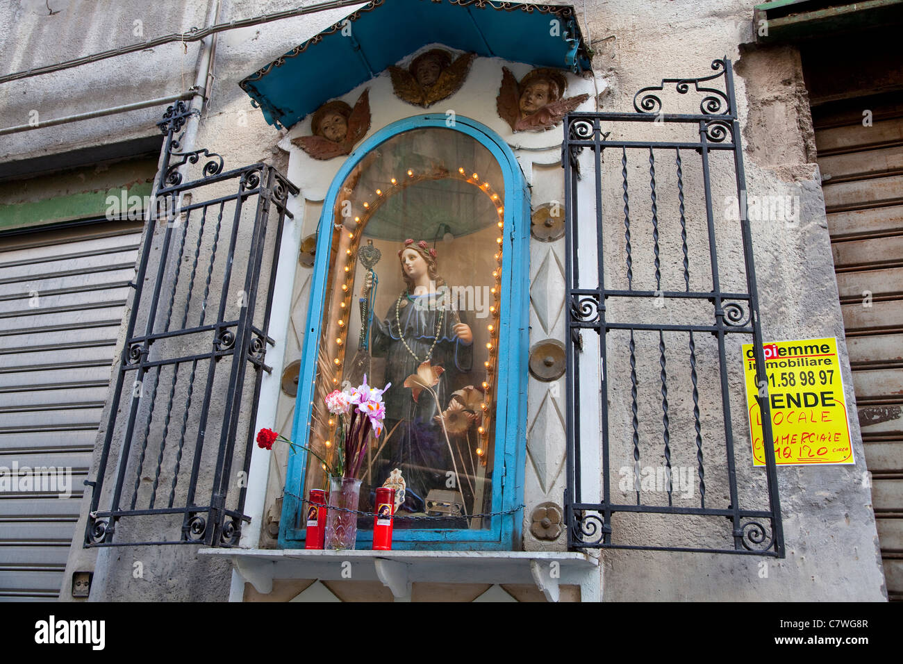 Religiöse Statue und Werbung zu unterzeichnen, zu verkaufen Wohnung in Palermo, Sizilien, Sicilia, Italien Stockfoto