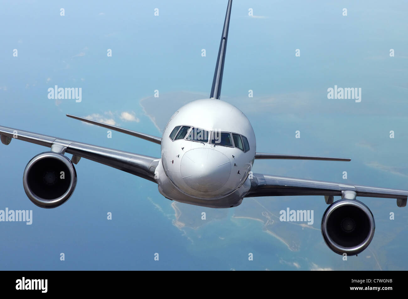 Flugzeug im Flug mit Meer und Inseln auf dem Hintergrund Stockfoto