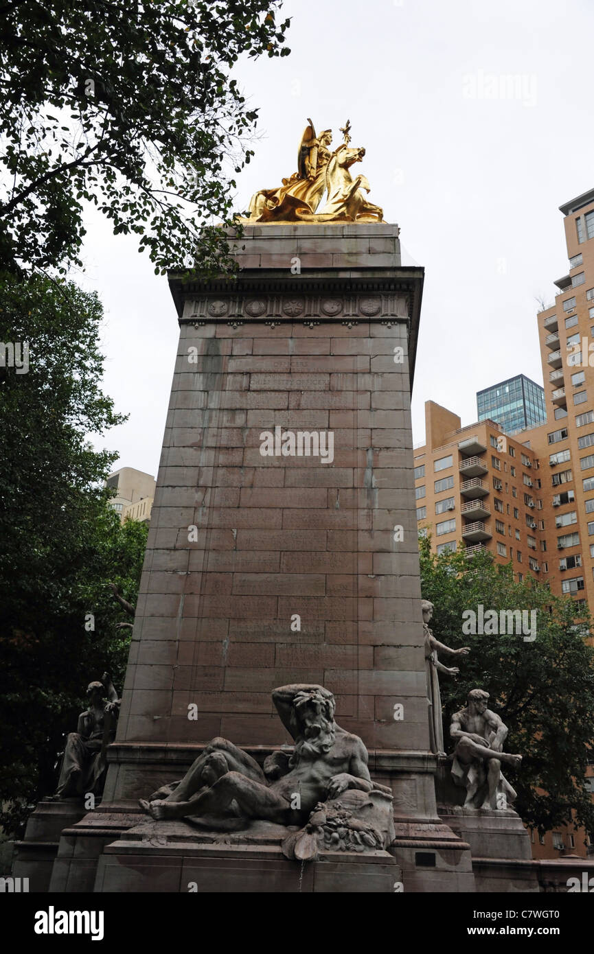 Grauer Himmel, vergoldete Skulptur oben, Steinstatuen Base eingeschrieben Namen Toten Matrosen, Maine Denkmal, Central Park, New York City Stockfoto