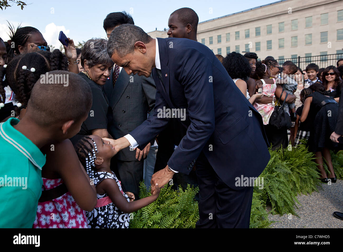 Präsident Barack Obama tröstet Familienmitglieder nach einer Zeremonie zum Gedenken an den zehnten Jahrestag der 9/11 Angriffe Stockfoto