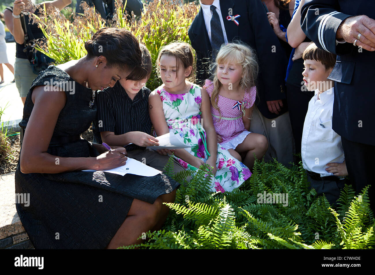 First Lady Michelle Obama tröstet Familienmitglieder nach einer Zeremonie zum Gedenken an den zehnten Jahrestag der 9/11 Angriffe Stockfoto