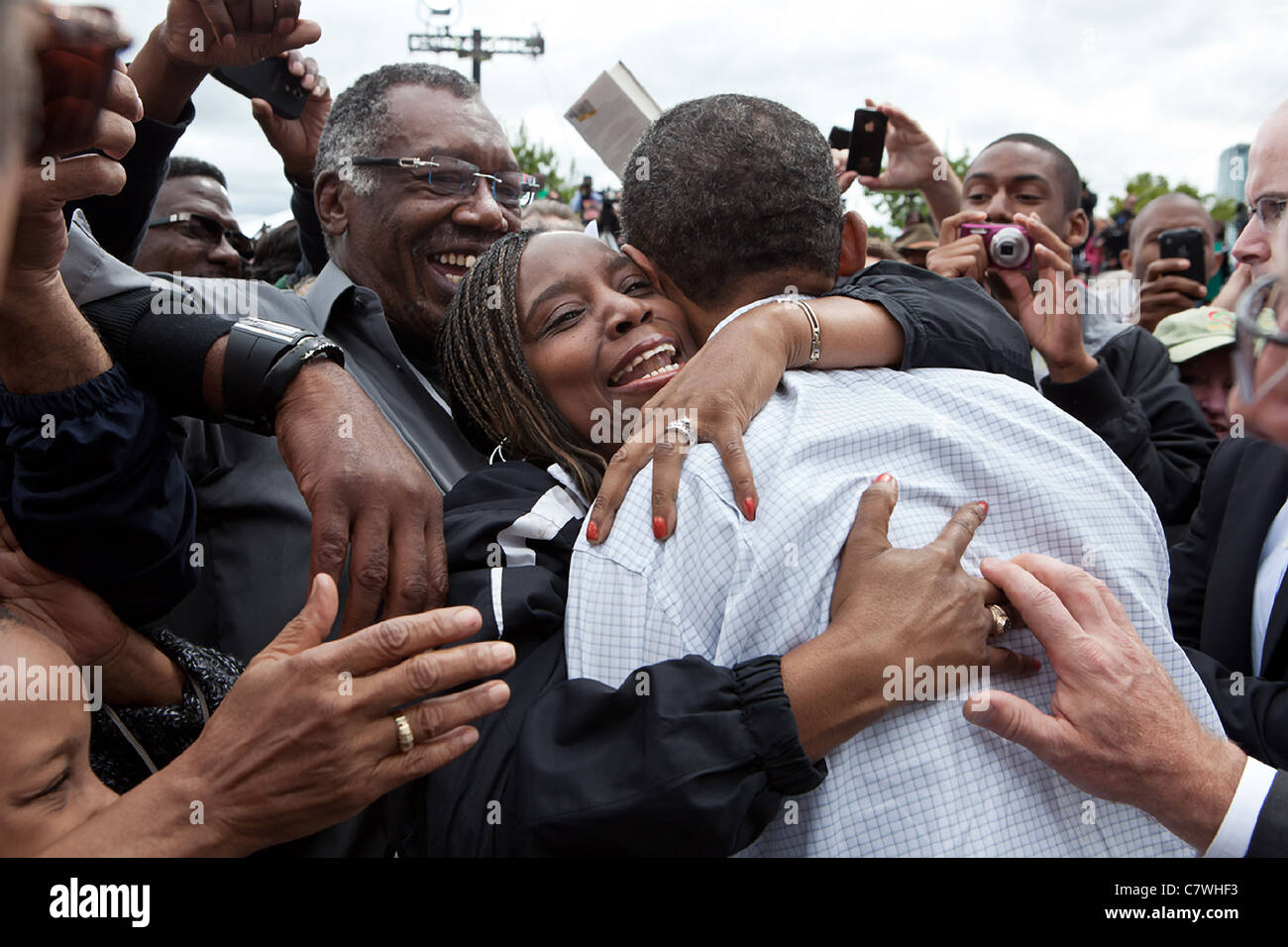 Präsident Barack Obama umarmt eine Frau in der Menge nach Bewältigung der Tag der Arbeit Feier Stockfoto