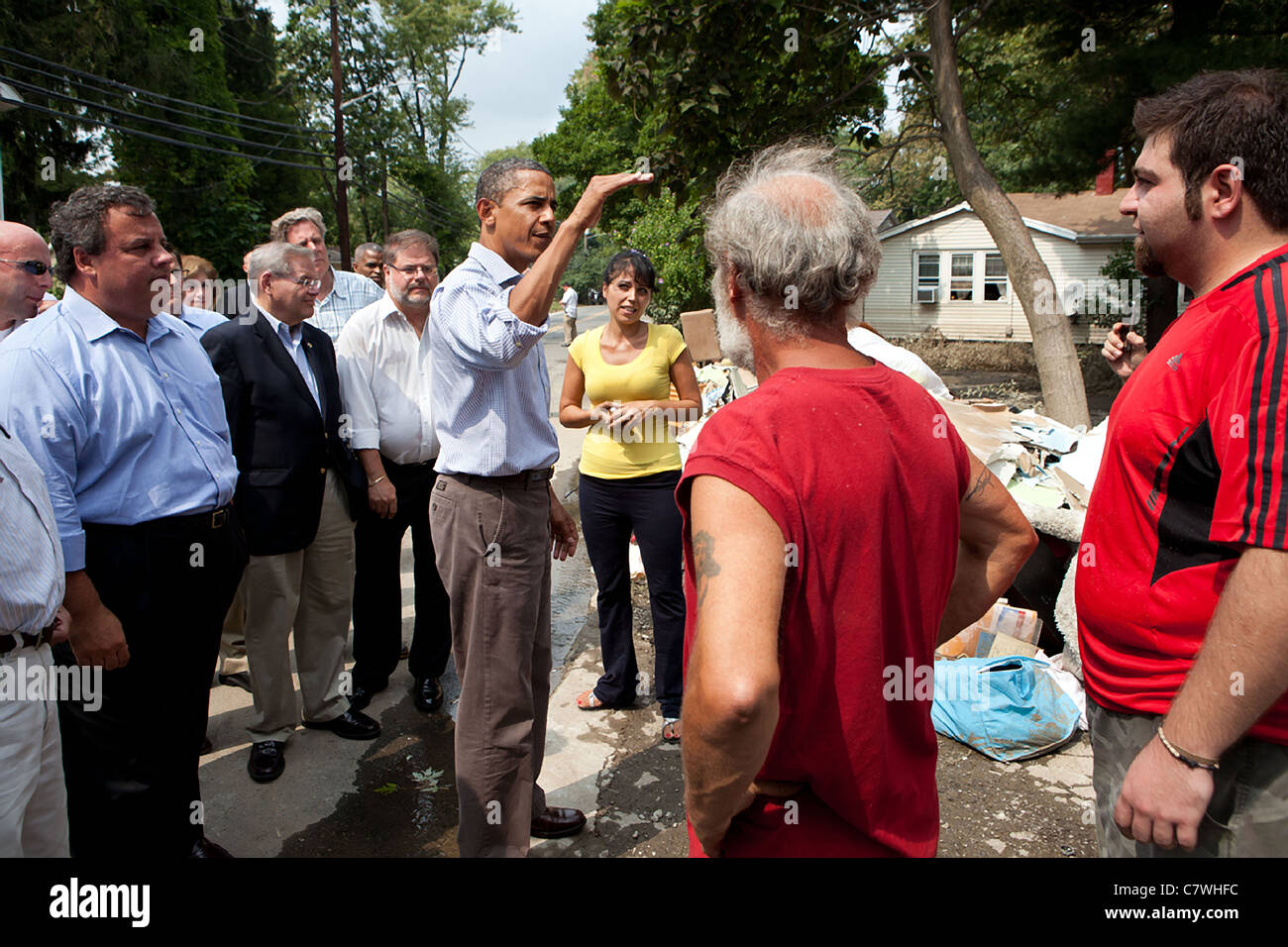 Präsident Barack Obama mit New Jersey Gouverneur Chris Christie (L) Gespräche mit den Bewohnern erfolgt durch Hurrikan Irene Stockfoto
