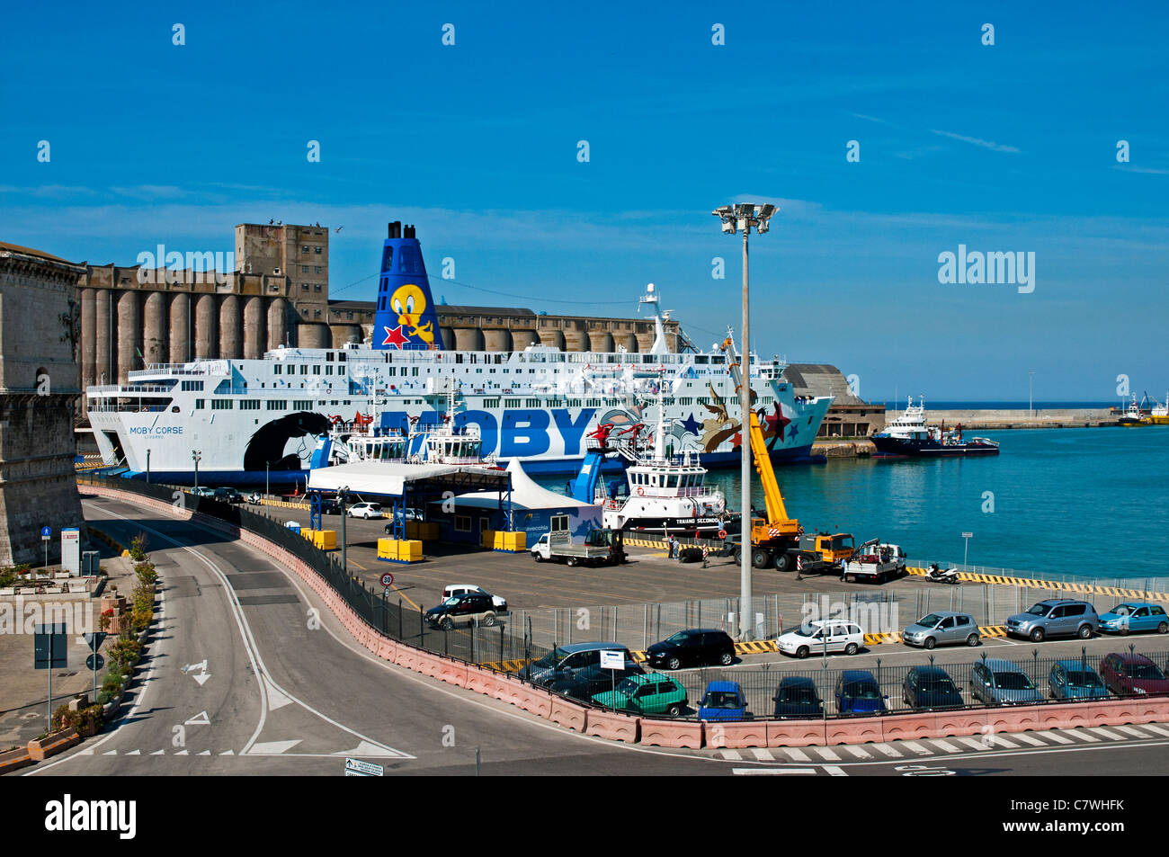 Die Kreuzfahrtfähre dekoriert Moby Corse mit der Looney Tunes Lackierung, vertäut im Hafen von Civitavecchia, Italien Stockfoto