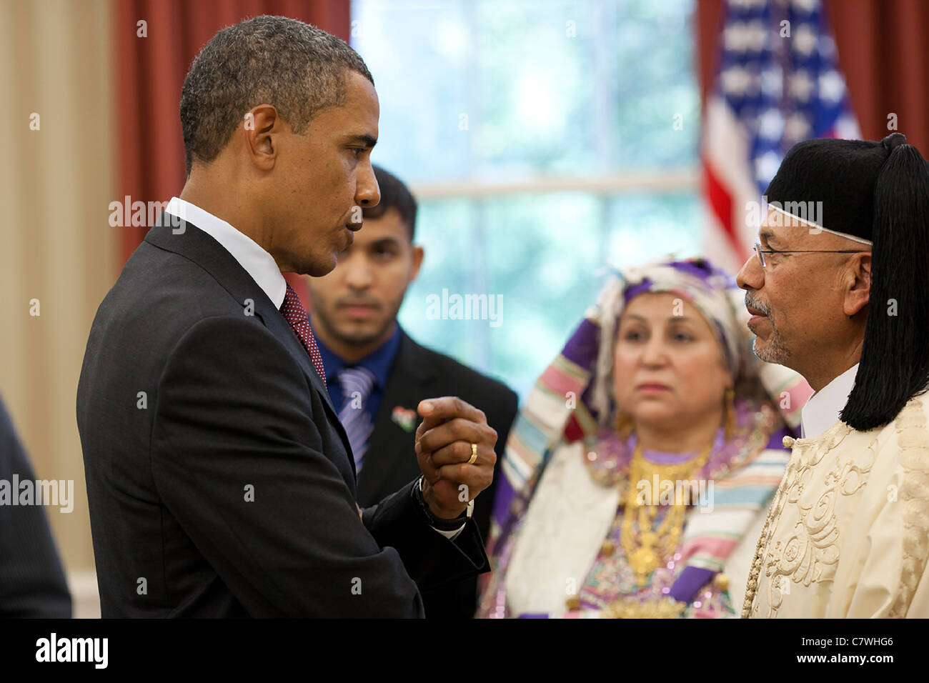 Präsident Barack Obama spricht mit libyschen Botschafter Ali Suleiman Aujali und seiner Familie während einer Botschafter Credentialing Stockfoto