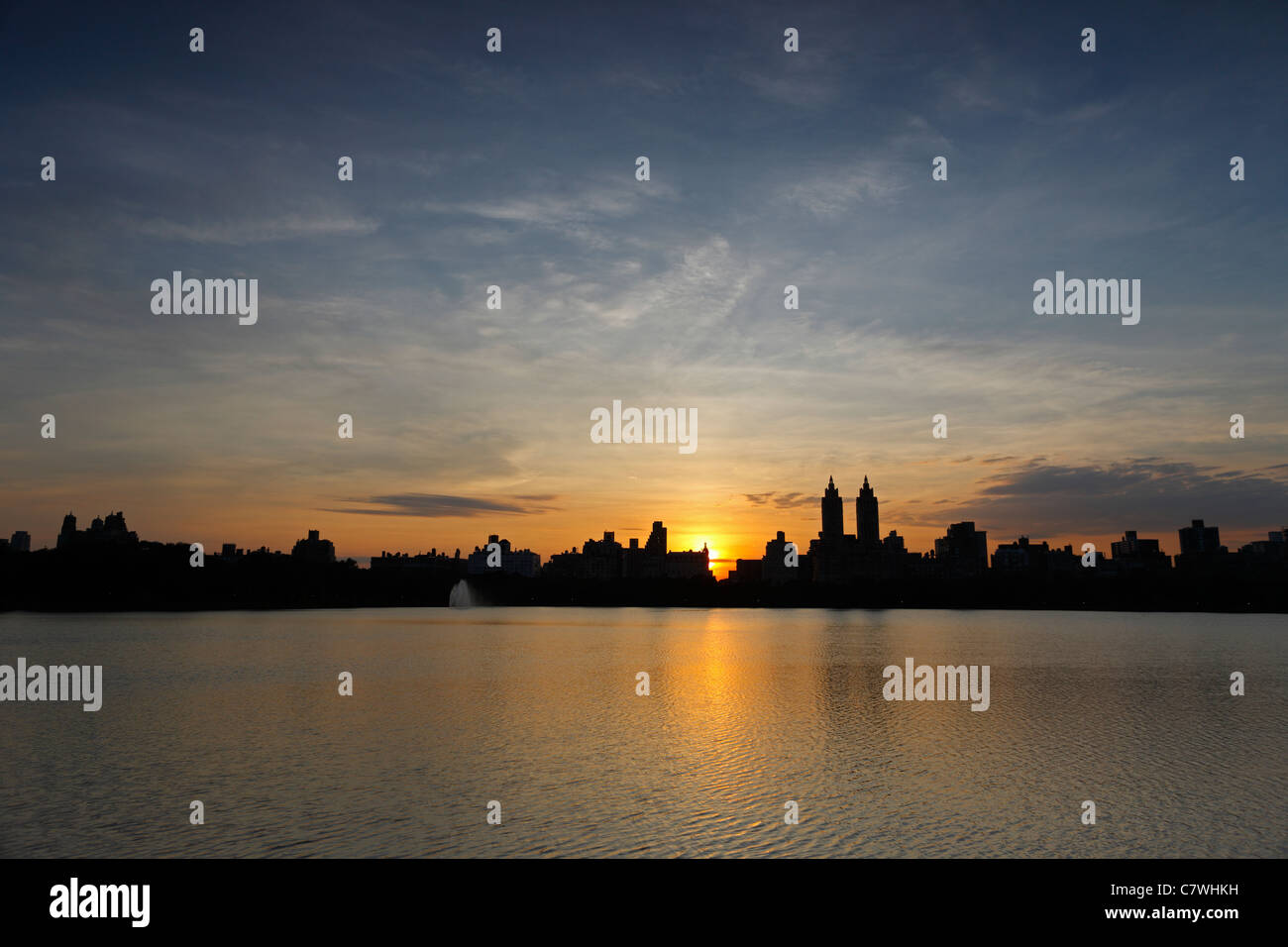 Sonnenuntergang über Gebäude der New Yorker West Side wie aus dem Reservoir im Central Park zu sehen. Stockfoto