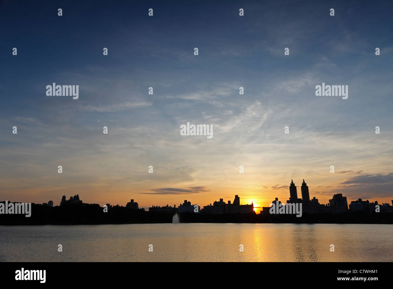 Sonnenuntergang über Gebäude der New Yorker West Side wie aus dem Reservoir im Central Park zu sehen. Stockfoto