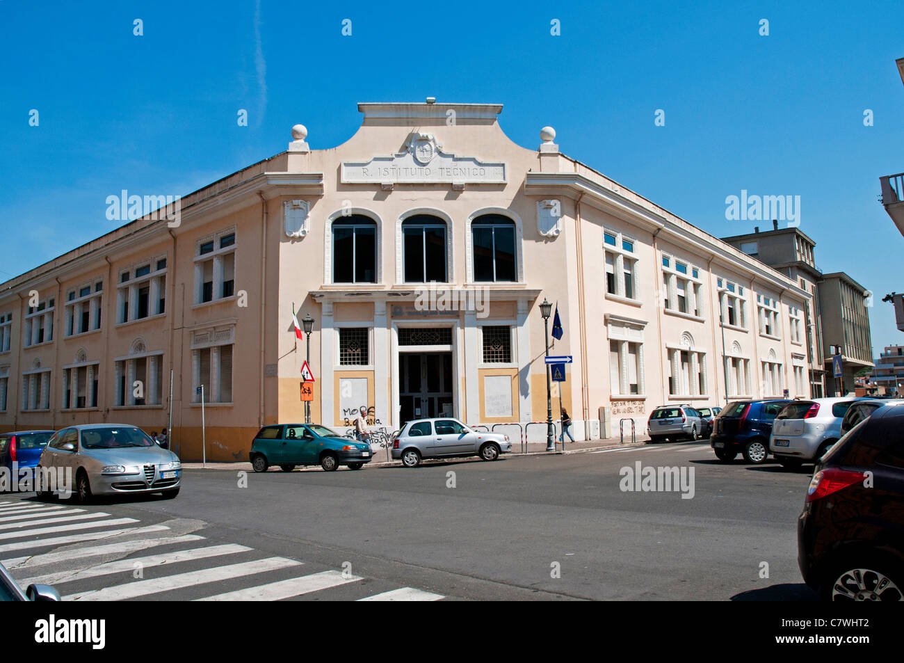 Das Pastell gefärbt Technical Institute, "Guido Baccelli" in Civitavecchia, Italien Stockfoto